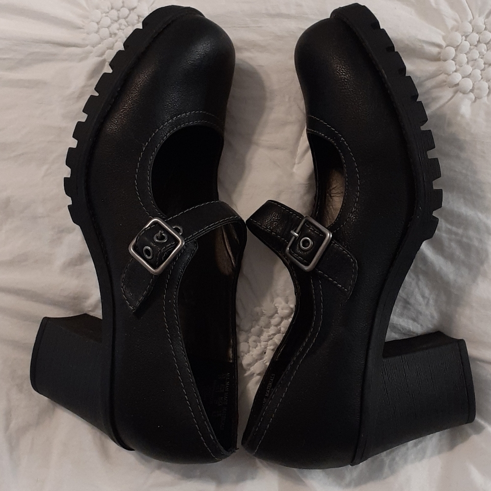 Shoes - Picture 2 of 2
